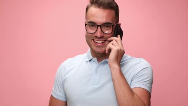 Młody Przystojny Dorywczy Mężczyzna Rozmawiający Przez Telefon Komórkowy Uśmiechnięty Potem — Wideo stockowe