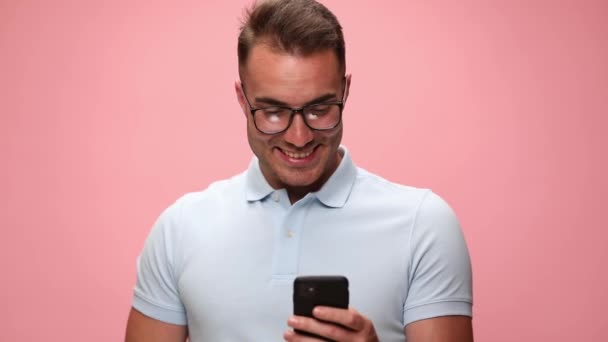 Atrakcyjny Casual Mężczyzna Trzymając Telefon Uśmiechem Twarzy Dając Kciuki Górę — Wideo stockowe