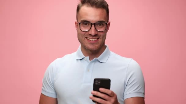 Homem Casual Bonito Escrevendo Uma Mensagem Seu Telefone Sorrindo Apontando — Vídeo de Stock