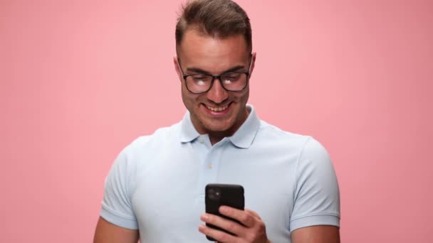 Sexig Casual Man Skriver Ett Postmeddelande Sin Telefon Viftar Med — Stockvideo