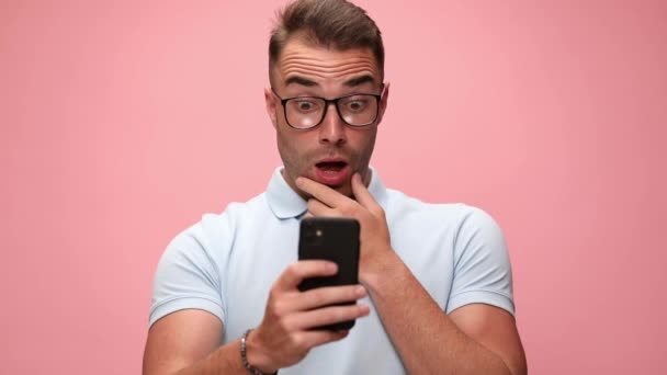 Genç Yakışıklı Sıradan Bir Adam Telefonuna Bakarken Yüzünü Kaşıyordu Şok — Stok video