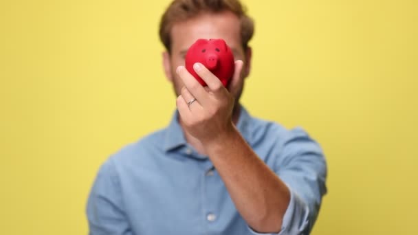 Geschäftsmann Präsentiert Sein Rotes Sparschwein Und Drückt Auf Gelbem Hintergrund — Stockvideo