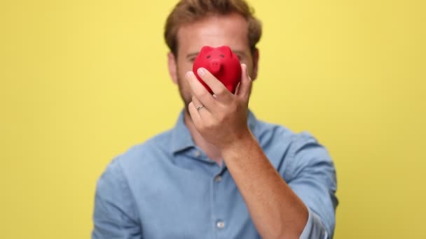 Uomo Affari Mostrando Salvadanaio Rosso Alla Fotocamera Mettendo Suoi Soldi — Video Stock