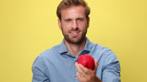 Hombre Negocios Guardando Sus Monedas Una Alcancía Roja Entonces Señalándolo — Vídeos de Stock