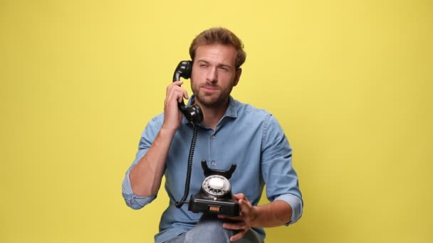 Привлекательный Бизнесмен Сидит Держит Старый Телефон Коленях Разговаривает Телефону Слушает — стоковое видео