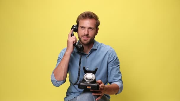 Bonito Sentado Empresário Segurando Telefone Seu Colo Falando Telefone Discutindo — Vídeo de Stock