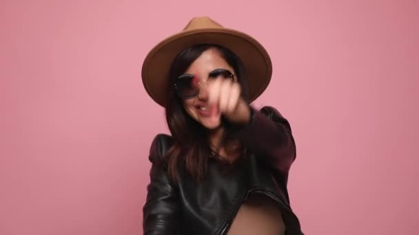 Mujer Cool Feliz Chaqueta Cuero Con Gafas Sol Sombrero Señalando — Vídeo de stock