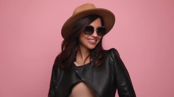 Smiling Young Woman Wearing Hat Sunglasses Leather Jacket Spinning Smiling — Stock Video