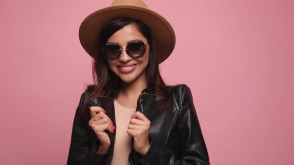 Cool Młoda Kobieta Okularach Przeciwsłonecznych Kapeluszu Układanie Skórzanej Kurtki Uśmiech — Wideo stockowe