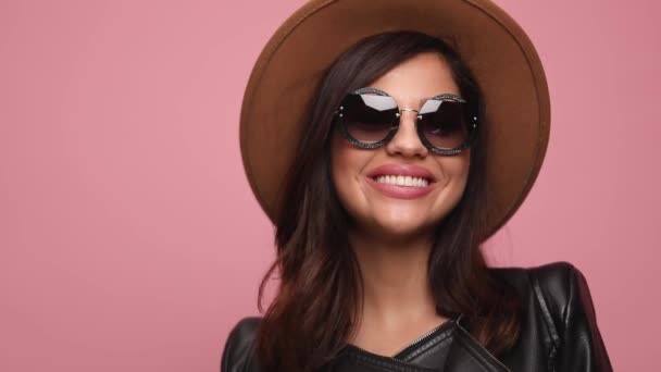 Χαρούμενη Δροσερή Γυναίκα Που Φοράει Δερμάτινο Μπουφάν Καπέλο Και Γυαλιά — Αρχείο Βίντεο