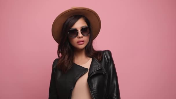Şapka Takan Güneş Gözlüğü Takan Deri Ceketli Seksi Genç Bir — Stok video