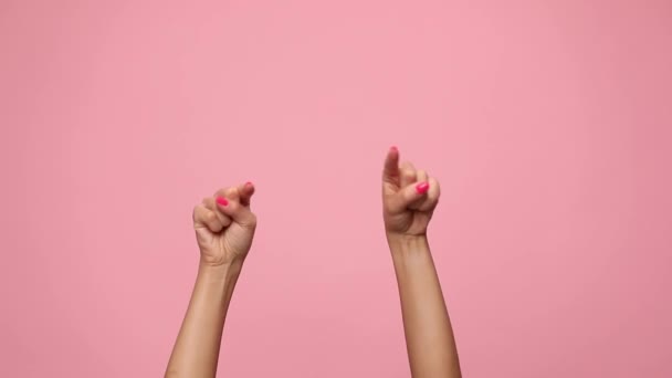 女人手牵着手 指指点点 在粉色的背景下跳舞 — 图库视频影像