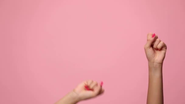 女人手牵着手 张开双臂 在粉色背景下表演和呈现 — 图库视频影像