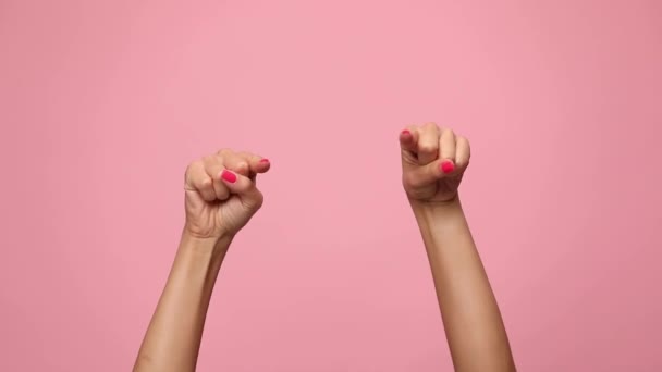 女人的手指指点点手指 做手势 用粉红的背景庆祝胜利 — 图库视频影像