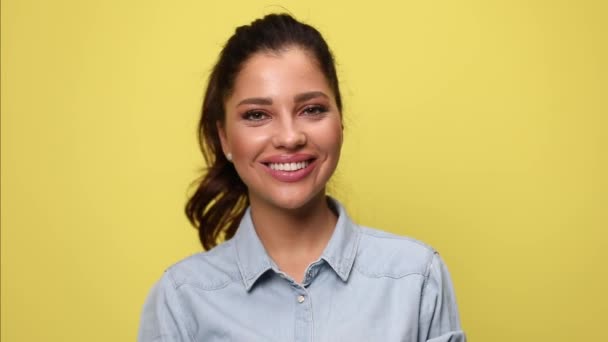 Mulher Casual Feliz Camisa Ganga Azul Sorrindo Fazendo Polegares Para — Vídeo de Stock