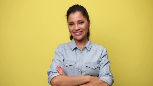 Chica Casual Sonriente Camisa Mezclilla Azul Cruzando Brazos Señalando Los — Vídeos de Stock