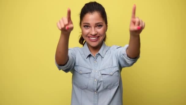 Mujer Joven Confiada Vistiendo Una Camisa Mezclilla Azul Cruzando Brazos — Vídeos de Stock