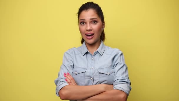 Chockad Ung Flicka Blå Jeans Skjorta Korsning Armar Öppna Munnen — Stockvideo