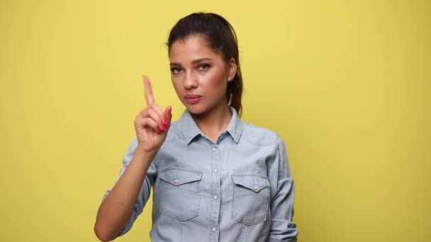 Joven Mujer Casual Camisa Mezclilla Azul Haciendo Gesto Advertencia Asintiendo — Vídeos de Stock