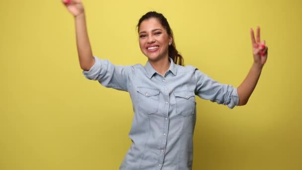 Junge Frau Blauem Jeanshemd Macht Tanzgesten Zeigt Mit Den Fingern — Stockvideo