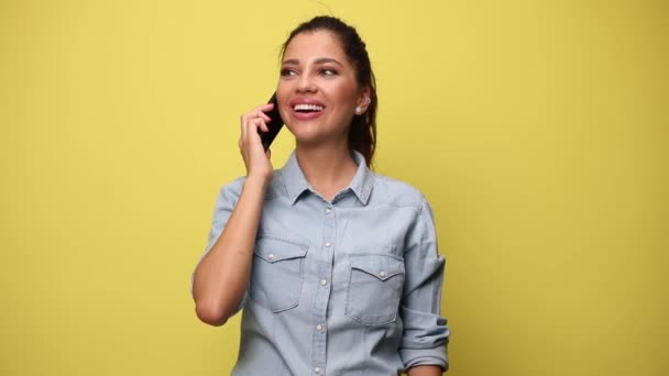 Casual Flicka Blå Denim Skjorta Talar Telefonen Gör Roliga Ansikten — Stockvideo