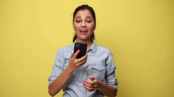 Mujer Joven Feliz Camisa Mezclilla Hablando Por Teléfono Haciendo Pulgares — Vídeo de stock