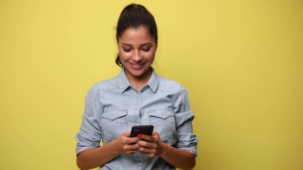Chica Casual Feliz Camisa Mezclilla Azul Sonriendo Mensajes Texto Lectura — Vídeos de Stock
