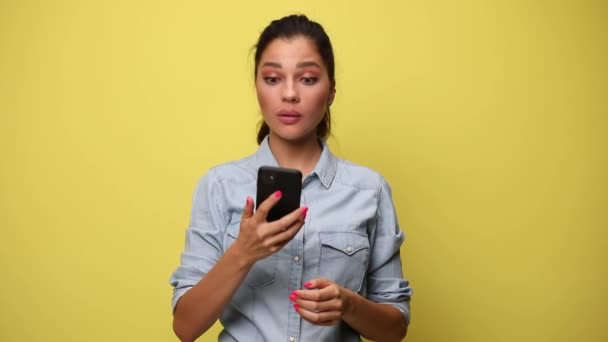 Upphetsad Casual Flicka Blå Denim Skjorta Talar Telefonen Hålla Nävarna — Stockvideo