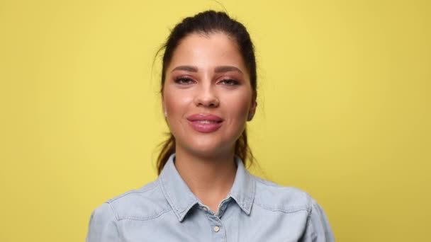 Mujer Joven Sonriente Jeans Azules Camisa Sosteniendo Recomendando Alcancía Sonriendo — Vídeos de Stock