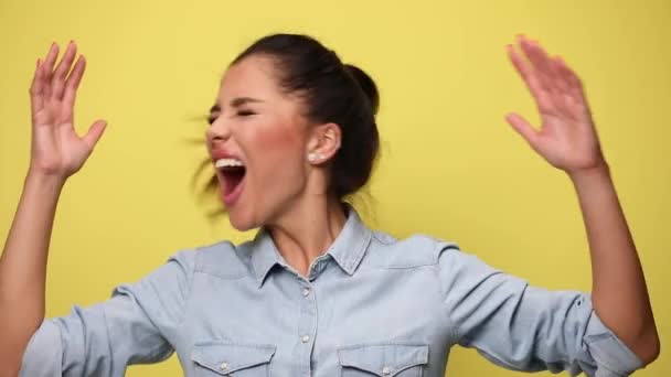Entuzjastyczna Dziewczyna Niebieskich Dżinsach Krzycząc Trzymając Pięści Powietrzu Wiwatując Skacząc — Wideo stockowe