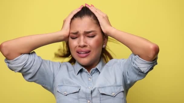 Mavi Kot Gömlekli Üzgün Kız Başını Tutuyor Başını Sallıyor Ağlıyor — Stok video