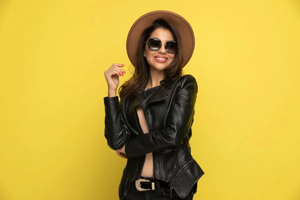 Ung Cool Kvinna Läder Jacka Hålla Händerna Mode Pose Och — Stockfoto