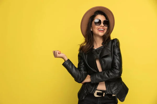 Glad Ung Kvinna Läder Jacka Hålla Händerna Mode Pose Leende — Stockfoto