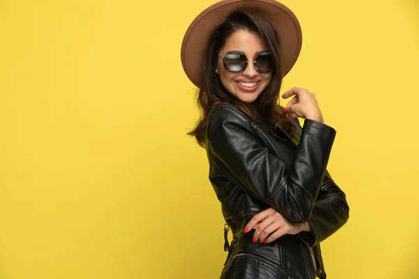 Menina Feliz Legal Jaqueta Couro Usando Chapéu Óculos Sol Segurando — Fotografia de Stock