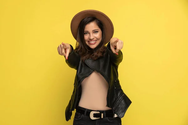 Menina Feliz Jaqueta Couro Apontando Dedos Sorrindo Fundo Amarelo — Fotografia de Stock