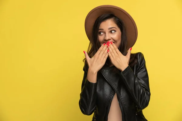 Mujer Joven Tímida Chaqueta Cuero Que Cubre Boca Con Las — Foto de Stock