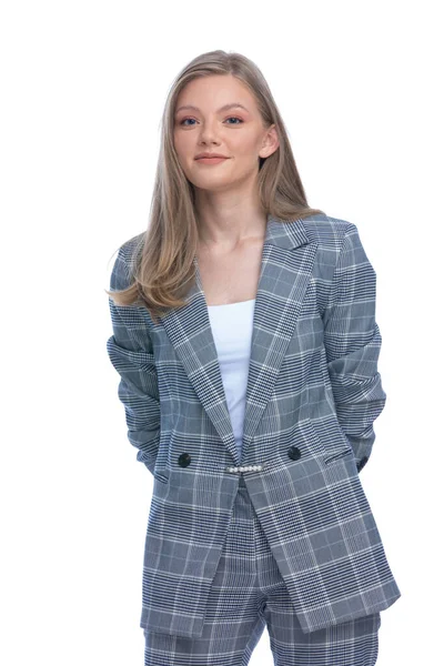 Šťastná Mladá Podnikatelka Modrém Kostkovaném Obleku Úsměvem Drží Ruce Stojí — Stock fotografie