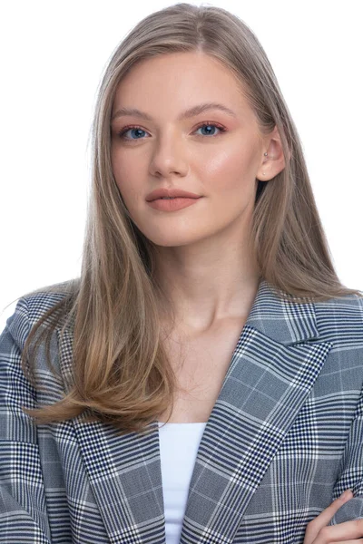 Attraktiv Ung Kvinna Blå Rutig Kostym Poserar Och Ler Isolerad — Stockfoto