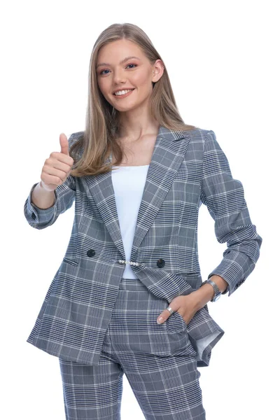 Sebevědomá Podnikatelka Modrém Kostkovaném Obleku Palci Nahoru Gesto Drží Ruku — Stock fotografie