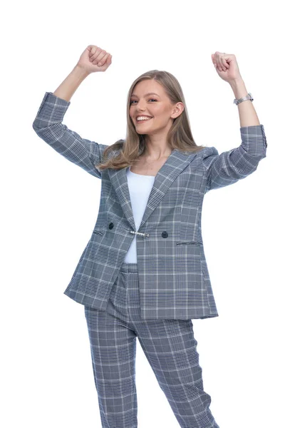 Animado Jovem Mulher Azul Xadrez Terno Segurando Punhos Celebrando Sorrindo — Fotografia de Stock