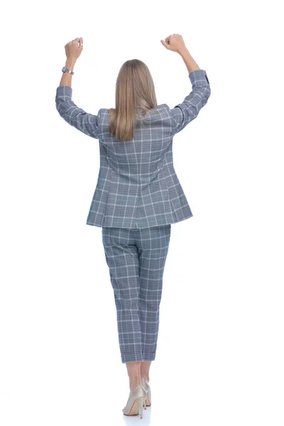 Widok Tyłu Businesswoman Niebieskim Szachownicy Garnitur Trzymając Pięści Nad Głową — Zdjęcie stockowe