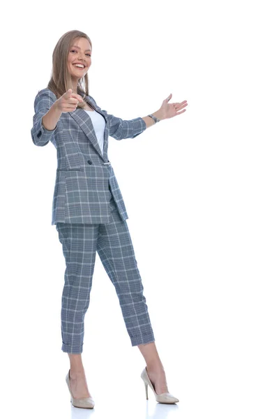 Glad Ung Affärskvinna Blå Rutig Kostym Pekar Finger Presentera Sidan — Stockfoto