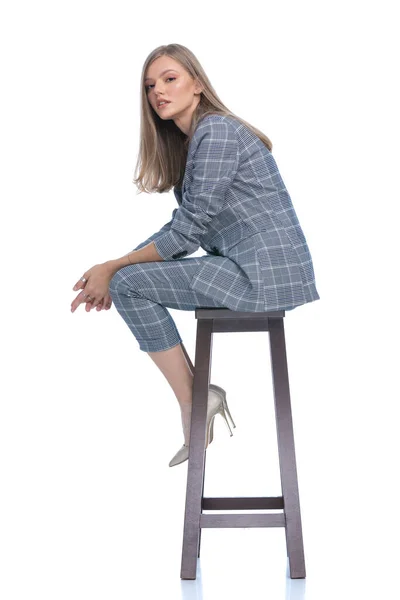 Sida Syn Sexig Ung Affärskvinna Blå Rutig Kostym Hålla Armbågar — Stockfoto
