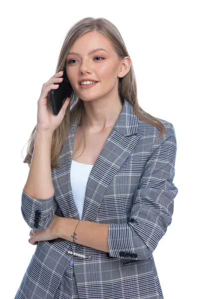 Jolie Jeune Femme Costume Carreaux Bleu Parlant Téléphone Regardant Côté — Photo