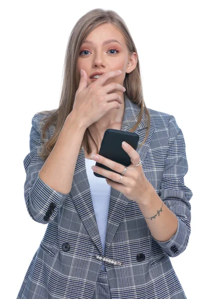 Geschokt Jonge Vrouw Blauw Geruite Pak Houden Telefoon Die Mond — Stockfoto