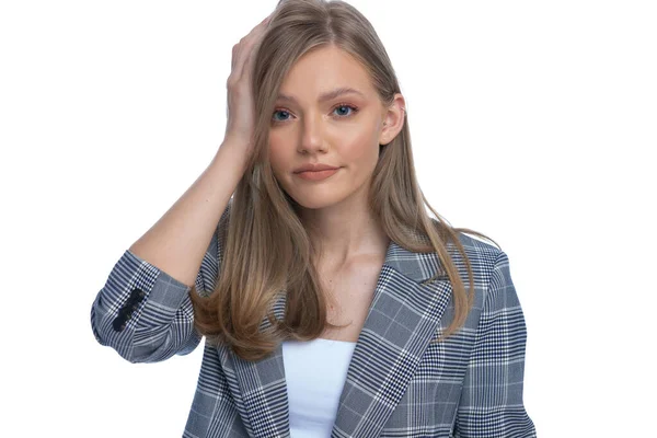 Junge Geschäftsfrau Blau Karierten Anzug Die Hand Auf Dem Kopf — Stockfoto