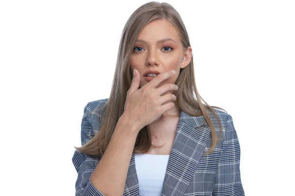 Schockierte Geschäftsfrau Blauen Karierten Anzug Die Den Mund Mit Der — Stockfoto