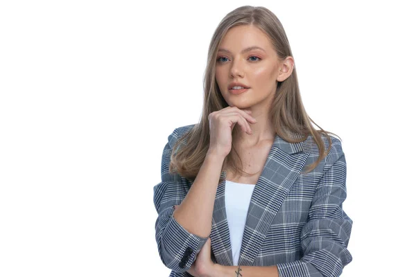 Eftertänksam Ung Kvinna Blå Rutig Kostym Håller Hand Till Haka — Stockfoto