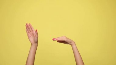 İki kol dönüyor, eğiliyor, alkışlıyor, birbirine sürtünüyor ve sarı arka plana başparmak işareti yapıyor.