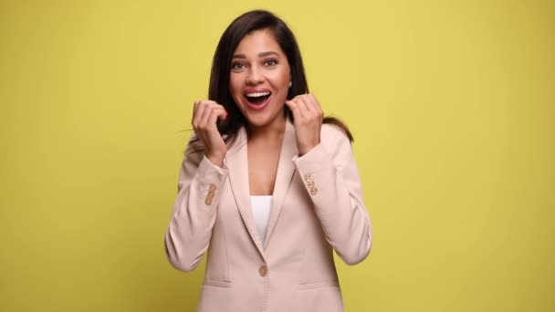 Sexy Businesswoman Będąc Szczęśliwie Zaskoczony Podekscytowany Świętując Sukces Jego Ramionami — Wideo stockowe